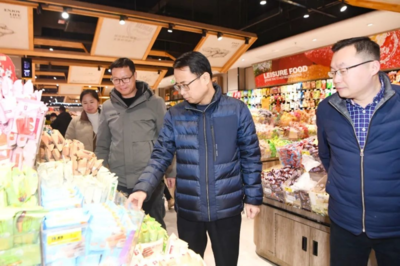 市领导走访慰问春节坚守岗位的一线干部职工，重点关注食品销售保障工作