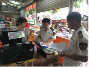 上思县食药监局推进食品销售质量安全十百千万示范工程建设，筑牢食品安全防线